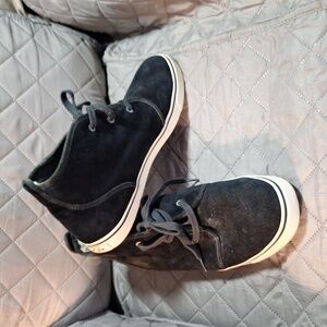 EUC Ugg Suede Low Tops Size 11